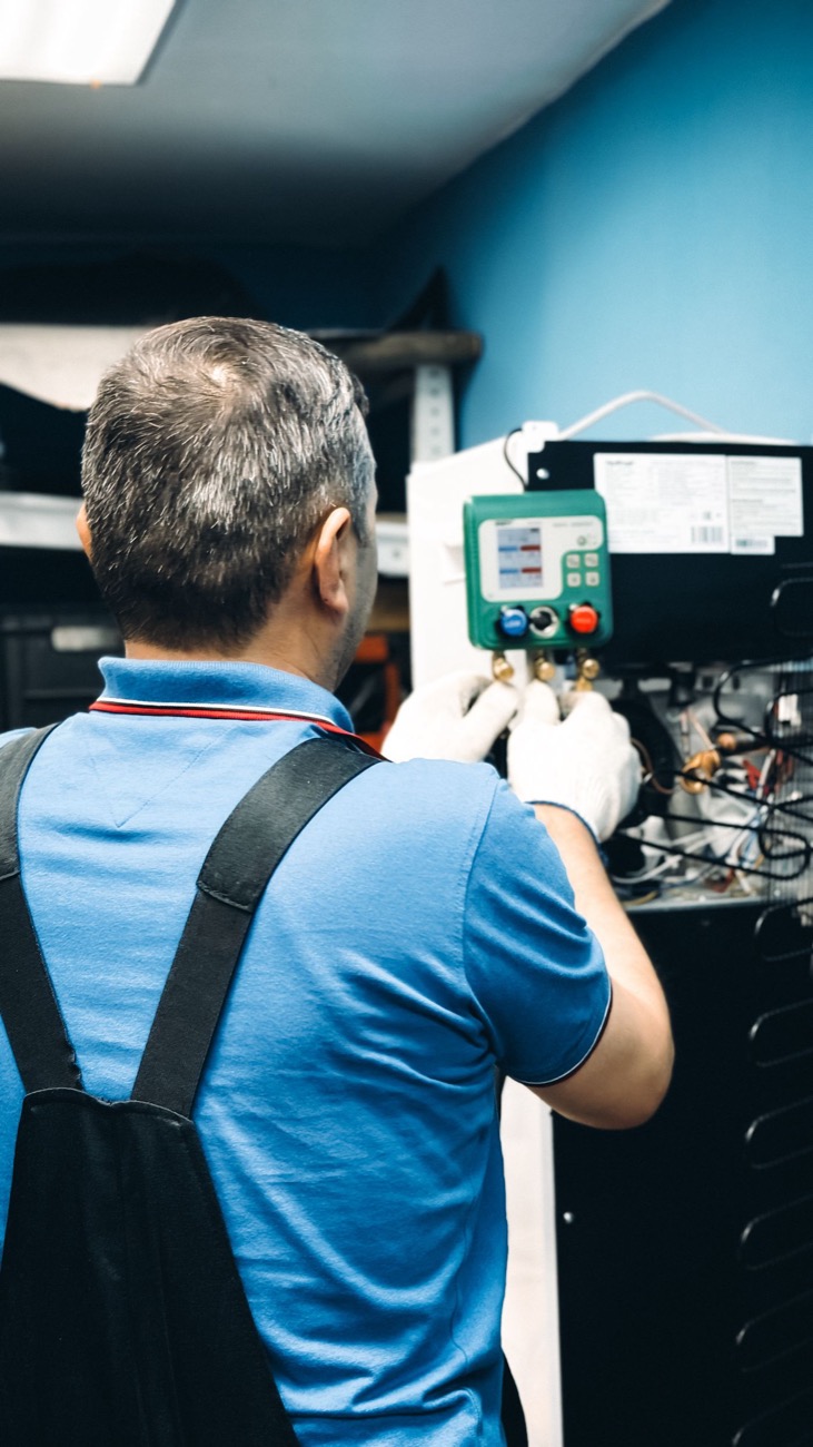 Technicien contrôlant les manomètres d'une chaufferie moderne