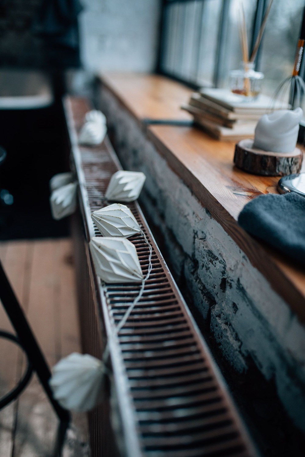 Radiateur banc habillé de bois sous une verrière d’atelier