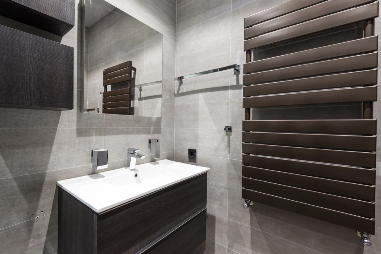 Sèche-serviettes design dans une salle de bains contemporaine